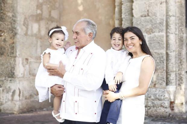 José García Ramírez junto a su esposa e hijos.