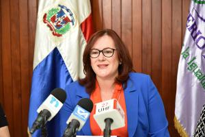 Ministra de la Mujer exige mayor compromiso con la paridad