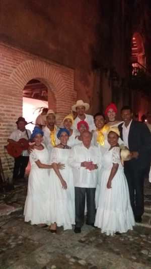 El embajador Enrique Cadena Suasnavas, junto al grupo de danza  ecuatoriano.