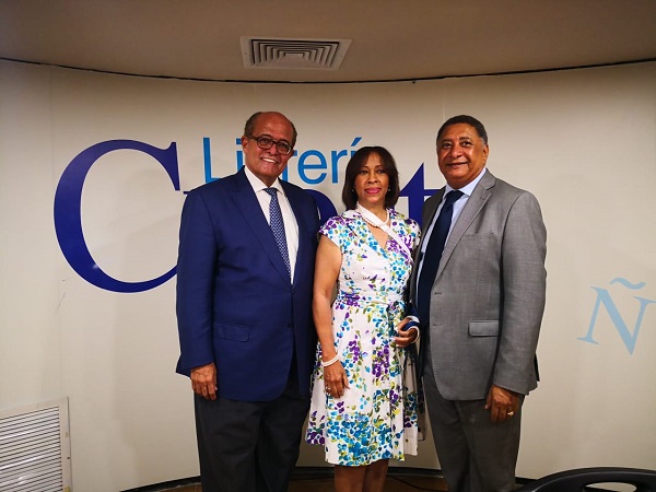  José Silié junto a asistentes a la charla