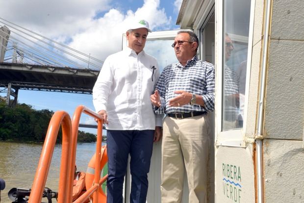 el presidente del grupo Martí, Carlos José Martí, y el Ministro de Medio Ambiente y Recursos Naturales, Ángel Estévez . 