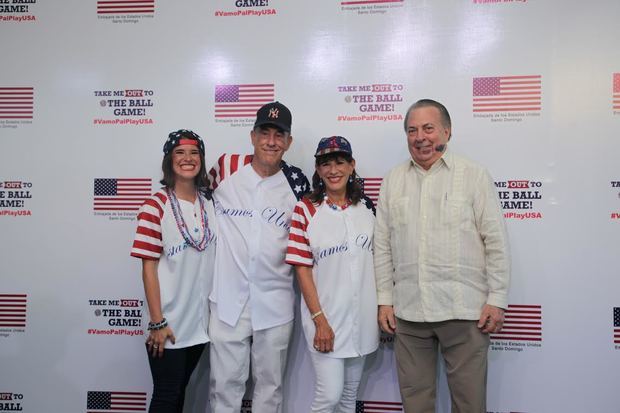 Julia Bernstein, Richard Bernstein, Robin Bernstein, embajadora de EE.UU. y Eduardo Selman, Ministro de Cultura