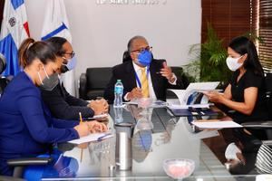 Marte Martínez durante una reunión con personalidades del sector tanto público y privado, para abordar los desafíos del tráfico aéreo.