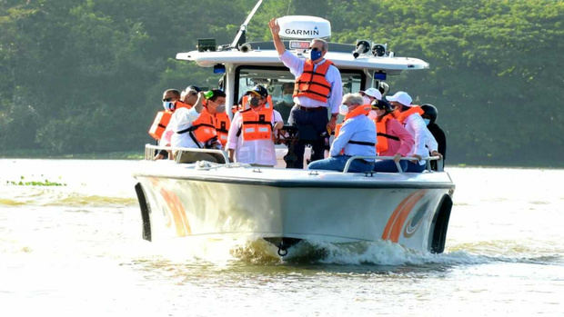 Presidente Luis Abinader realiza recorrido por los ríos Ozama e Isabela.
