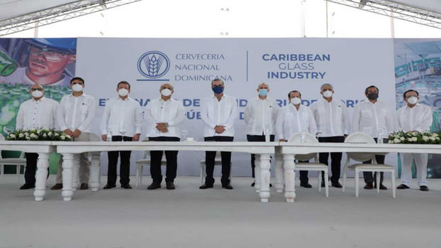 Presidente Luis Abinader asiste a la firma de la Alianza Caribbean Glass Industry & Cerveceria Nacional Dominicana.