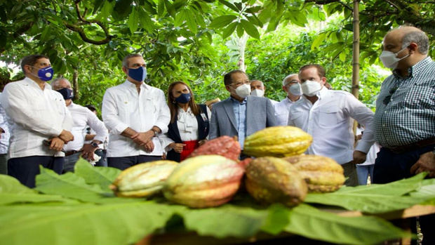 Reuniòn del presidente Abinader con productores de cacao.