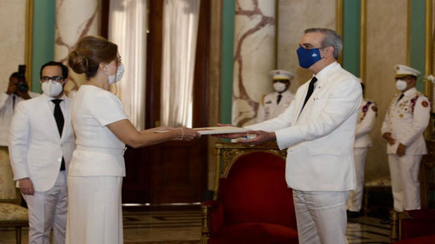 Abinader recibe las cartas credenciales de embajadores de Panamá y Turquía.