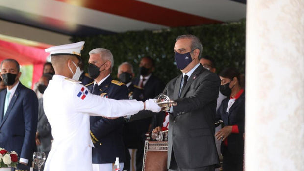 Abinader encabeza XIX graduación de cadetes de la Academia Aérea.