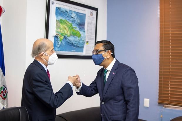 Max Puig, VP vicepresidente ejecutivo del Consejo Nacional para el Cambio Climático, saluda a embajador del Reino Unido de Gran Bretaña e Irlanda del Norte, Mockbul Ali.