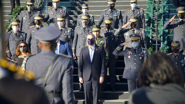 Presidente Abider junto a miembros de la Policia Nacional.