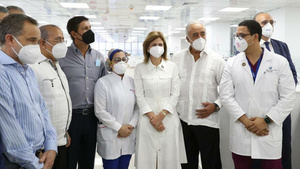 Vicepresidenta y Ministro de Salud Pública realizan visitas a clínicas privadas de Santiago