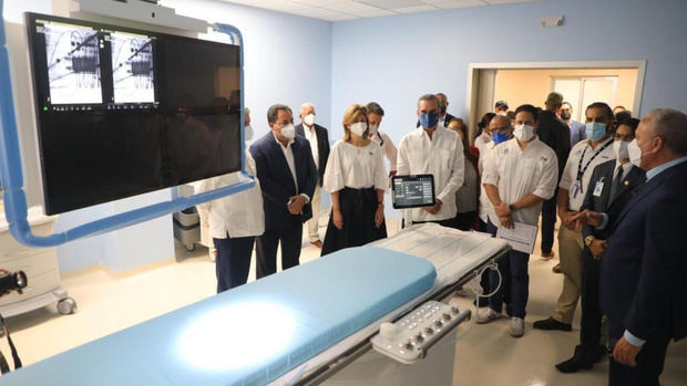 Presidente Abinader deja en funcionamiento nuevas áreas del Hospital Cabral y Báez en Santiago.