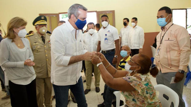 Abinader supervisa masiva jornada de vacunación contra la Covid-19.