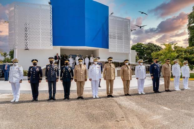 Armada rinde homenaje a sus almirantes en honrosa posición de retiro.