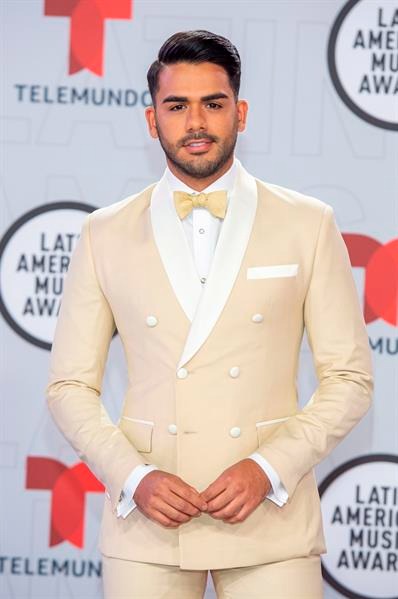 Carlos Adyan llega a la alfombra roja para la sexta edición de los Latin American Music Awards en el BB&T Center en Sunrise, Florida.