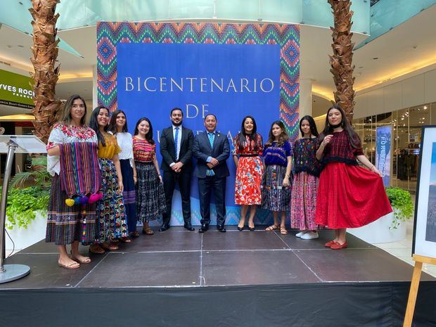 El embajador Rudy Coxac y su esposa Rossy Rivera (al centro).junto a invitados.