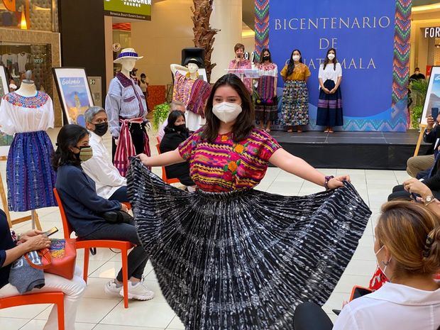 Una de las jóvenes participantes  en la exhibiciòn.