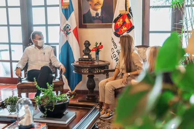 Carolina Mejía ADN y  Encargado de Negocios de la Embajada de los Estados Unidos.  