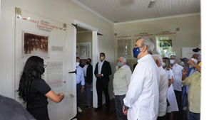 El presidente Abinader supervisa proceso vacunación en Moca y visita Museo de Ramón Cáceres