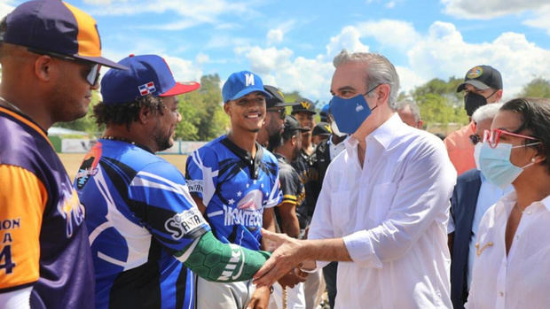 Abinader dispone arreglo de canchas deportivas en Montecristi para alejar a jóvenes de los vicios.