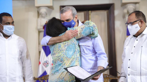 Presidente Abinader entrega 250 títulos de viviendas.