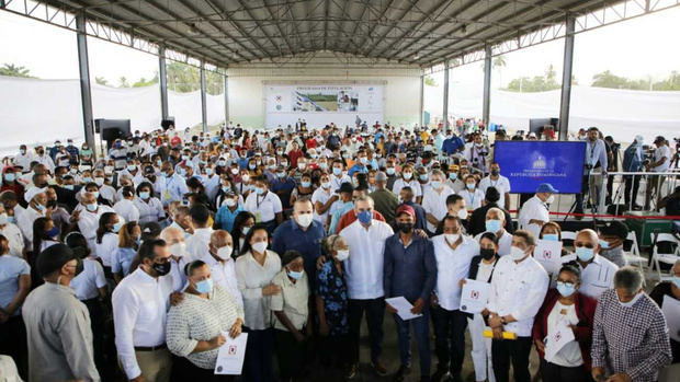 Abinader entrega en Nagua 600 tí­tulos de propiedad en beneficio de más de 2,400 personas.