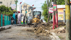 MOPC inicia trabajos de construcción de calles, contenes, bacheo y asfaltado en distintos barrios de Villa Mella