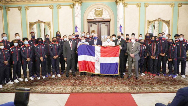 Presidente Abinader entrega bandera nacional a delegación que irá a Juegos Panamericanos Júnior