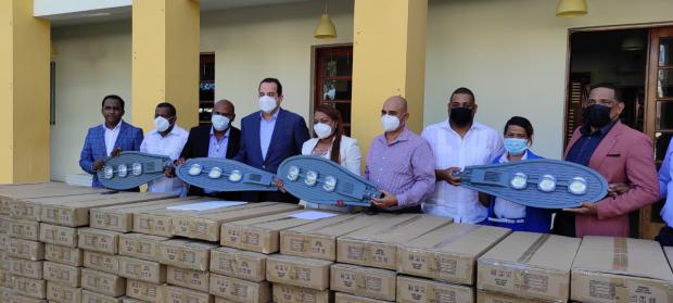 Consorcio CAEI entregó 117 lámparas a gobernación de San Pedro de Macorís y a alcaldes de 5 municipios