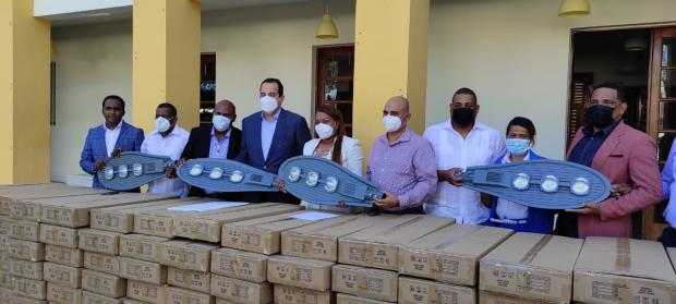 Consorcio CAEI entregó 117 lámparas a gobernación de San Pedro de Macorís y a alcaldes de 5 municipios