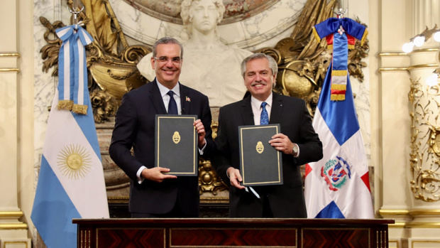 Los presidentes, de República Dominicana, Luis Abinader y de Argentina, Alberto Fernández, encabezaron la ceremonia de firma de convenios.