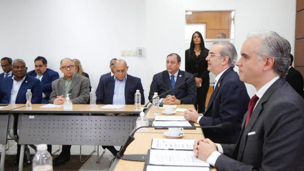 Presidente Abinader anuncia aumento salarial de un 24% para el sector construcción.