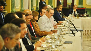 Presidente Abinader almuerza con comunicadores