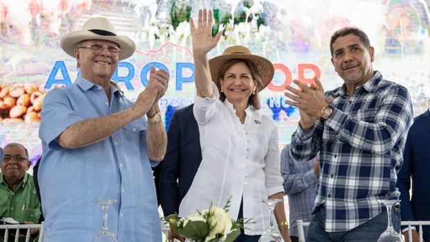 Hipólito Mejía, Raquel Peña y Limber Cruz.