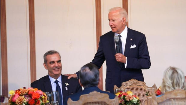 Joe Biden, quien se vio muy relajado, mano derecha en el hombro de su homólogo dominicano.