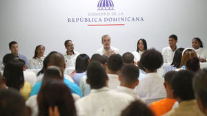 Presidente Luis Abinader se reúne con 150 jóvenes emprendedores de Jimaní.