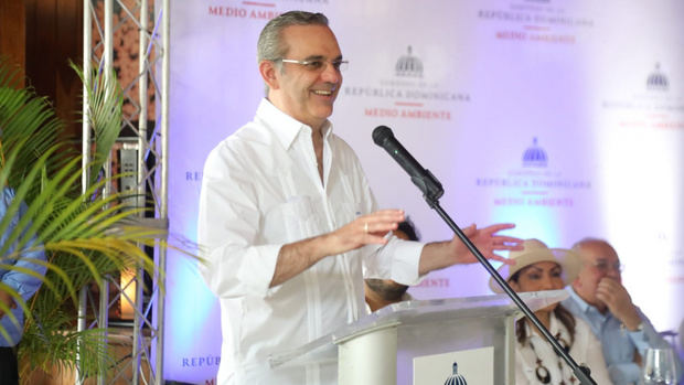 Presidente Abinader entrega 154 millones de pesos en el municipio de Constanza.