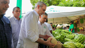 Presidente Abinader supervisa mercado de productores de INESPRE