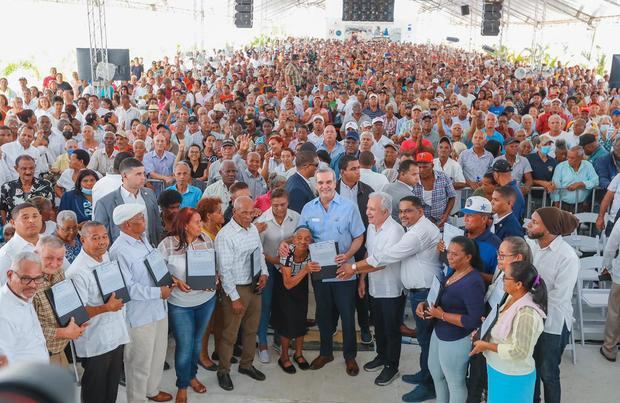 Presidente Abinader beneficia a 11,000 personas con entrega de 2,765 certificados de títulos de viviendas y solares en Los Alcarrizos.