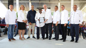 Presidente Abinader entrega 1,300 títulos de un total de 2,817 en Bajos de Haina, San Cristóbal