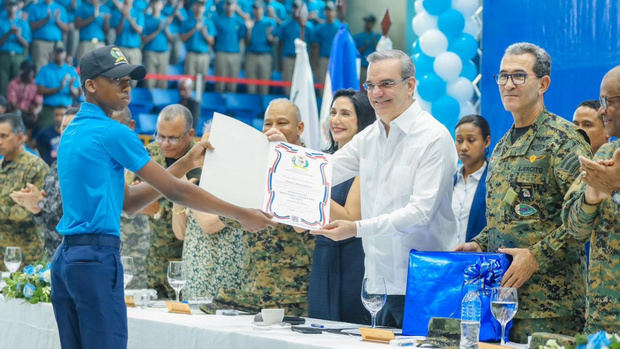 Presidente Abinader encabeza graduación de programa del Servicio Militar Voluntario