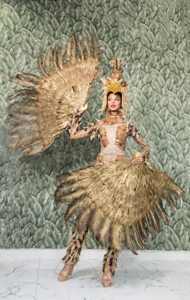 Andreina Martínez, lucirá espléndida en una fantasiosa creación de plumas doradas, inspiración del diseñador Dominicano Leonel Lirio