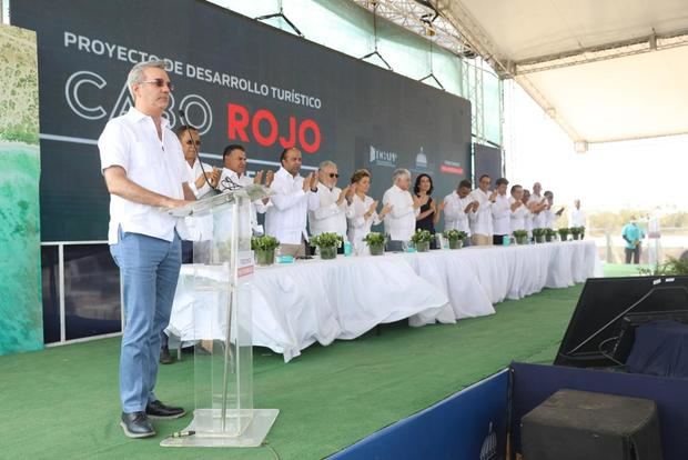 Presidente Abinader deja iniciada construcción de los dos primeros hoteles en Pedernales.