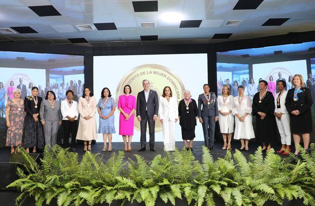 Salón Independencia del Ministerio de Defensa, se reconoció la trayectoria de la mujer en la educación, el deporte, ámbito empresarial y rural, salud, cultura, inclusión, diáspora, así como en el área militar-policial, profesional, emprendedurismo, comunitaria, participación política y religiosa..