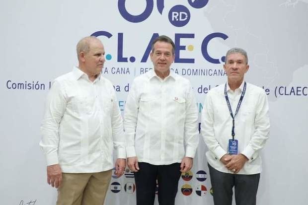 Ministro de Industria Comercio Víctor Ito Bisonó en inauguración de cumbre. 