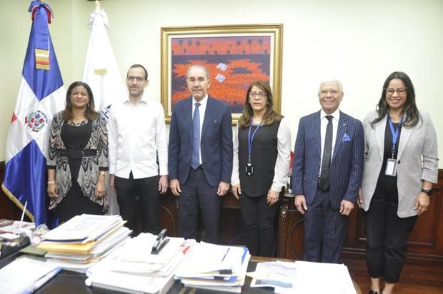 Franklin García Fermín, recibe en su despacho al embajador dominicano en la India.