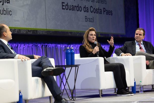 Carolina Mejía, participó como oradora en la Cumbre de Ciudades de las Américas.