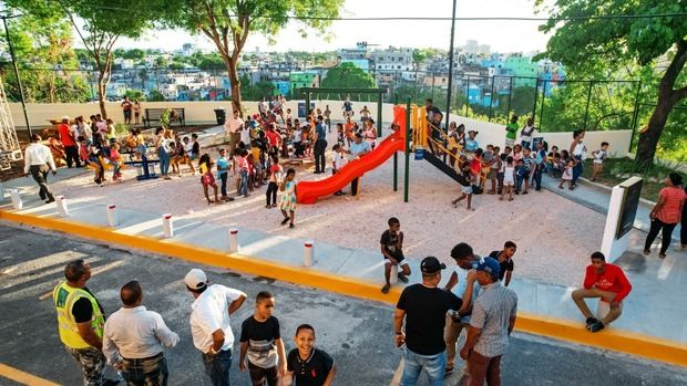 Niños disfrutan del parque Los Farallones de Cristo Rey.