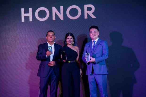 Roberto Valle, Director de Retail de Honor Centroamérica y Caribe; Ana Grimaldo, directora de Mercadeo y Relaciones Públicas para HONOR Centroamérica y Caribe; y Charles Xu, presidente Honor Centroamérica y Caribe.