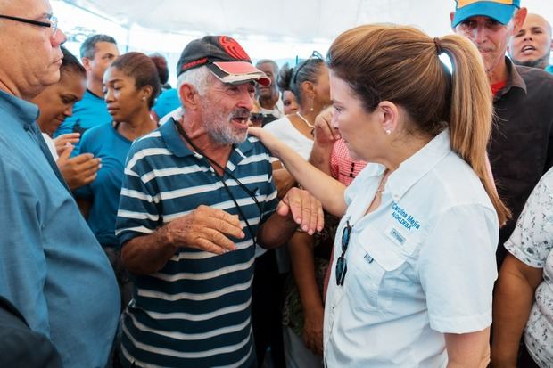 Carolina Mejía y comunitarios de Los Guandules.